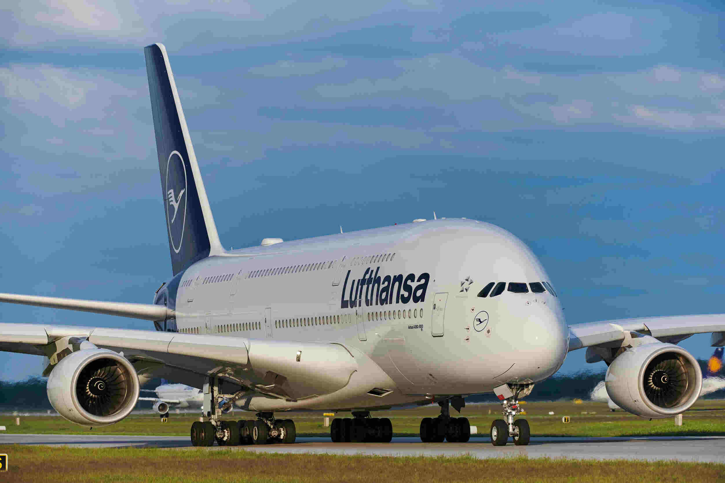 Lufthansa Orders Extra Fuel on Frankfurt Flights Amid Supply Concerns